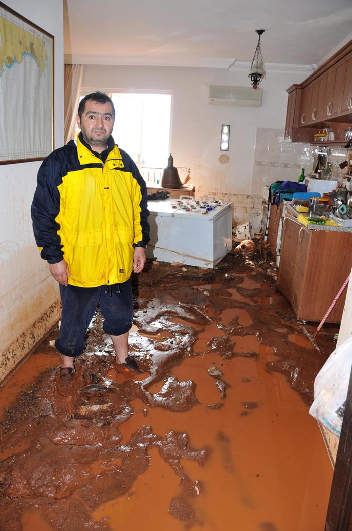 Kaş'ta sel suları hayatı felç etti, yaşam durdu!
