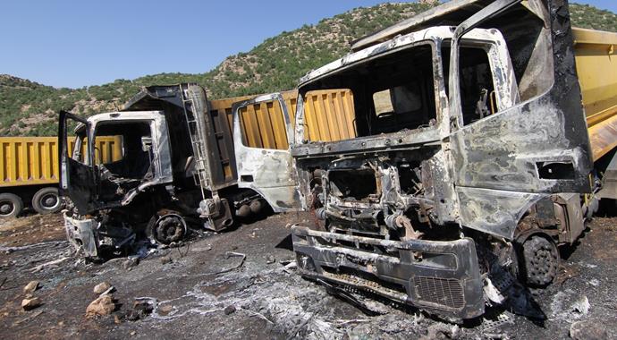 PKK iş makinelerini kundakladı