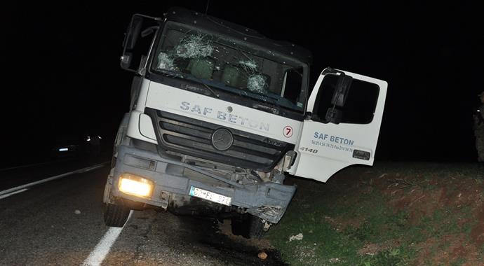 Beton mikseri otomobili biçti: 3 ölü!