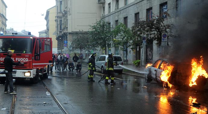 Milano alevler içinde!