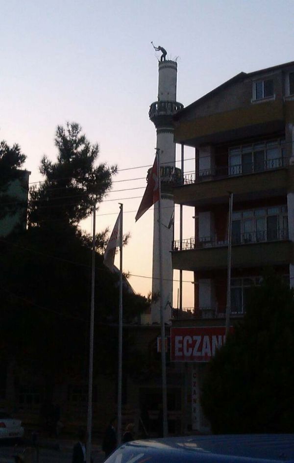Camiyi yıkmaya minareden başlayan işçi görenleri şaşkına çevirdi