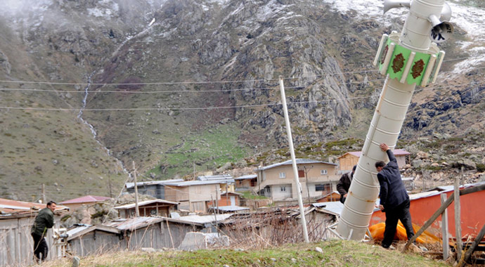 Rize'de minareyi kışın yatırıp, yazın kaldırıyorlar