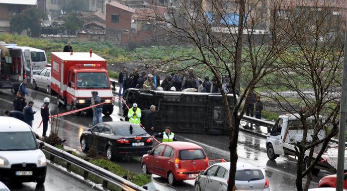Yolcu minibüsü devrildi!.. 4 yaralı!