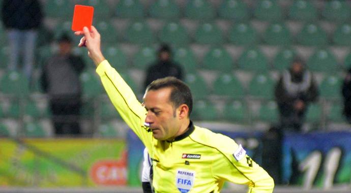Cüneyt Çakır affetmiyor! 4 maçta 5 kırmızı!