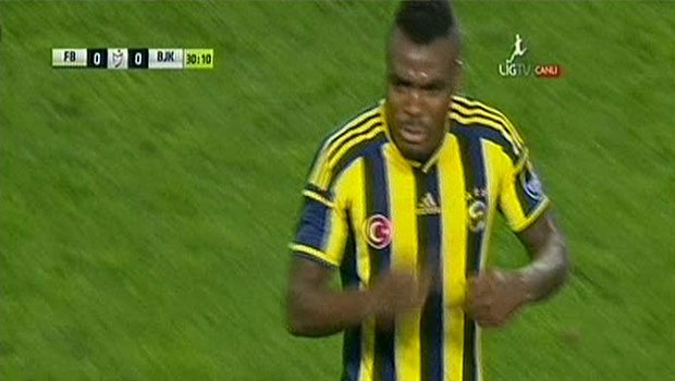 Emenike formasını çıkardı, oyundan çıkmak istedi