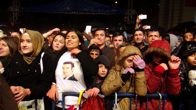 Yağmura rağmen Mustafa Ceceli'ye koştular