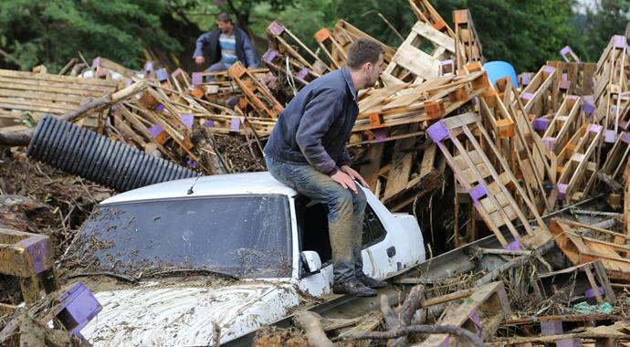 D-100 karayolu sel nedeniyle ulaşıma kapandı