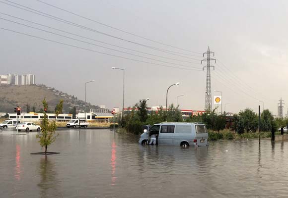 Ankara'da sağanak yağış hayatı felç etti