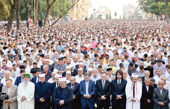 Dünya'da baram namazı, camilere sığmadılar...
