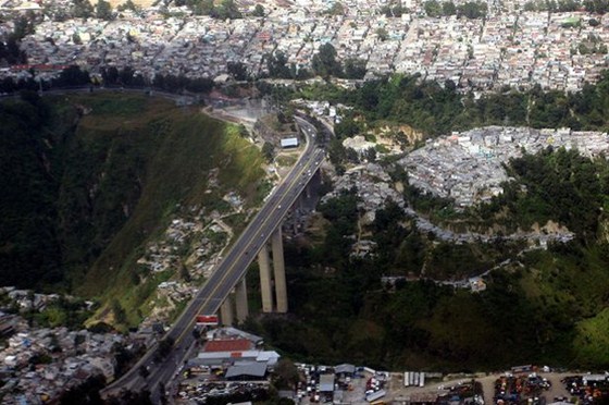 Cinayet işlemeyi reddeden 12 yaşındaki çocuğu köprüden attılar
