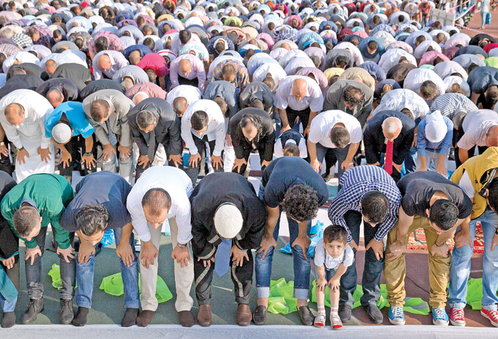 Dünya'da baram namazı, camilere sığmadılar...