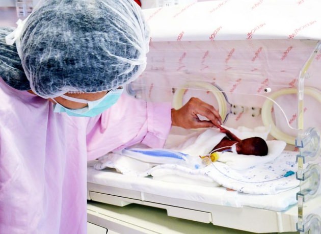 380 gramlık bebeğe ilk dokunuş