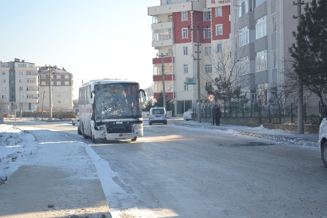 Yolcu otobüsü direğe çarptı: 7 yaralı