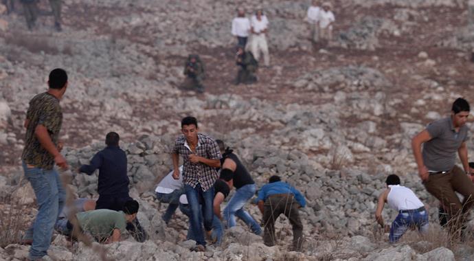 Siyonist yerleşimciler Filistinli köylülere saldırdı