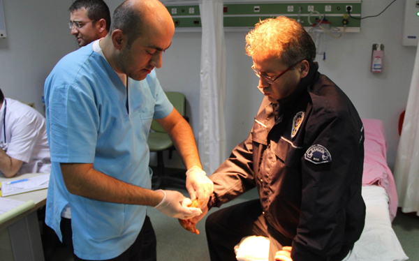 2 polisi de ısırarak hastanelik etti!