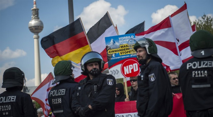 Türk mahallesine yürüyen Neonazilere geçit yok