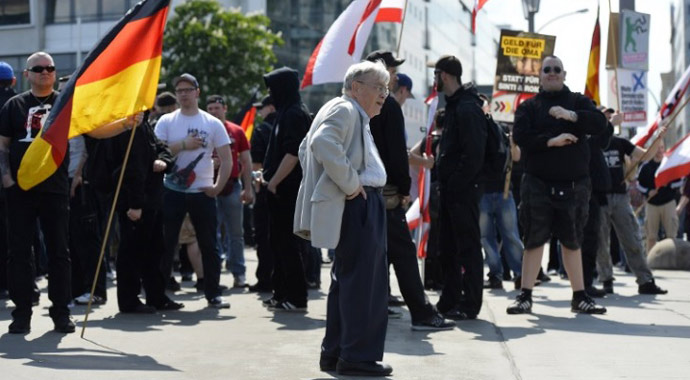 Türk mahallesine yürüyen Neonazilere geçit yok