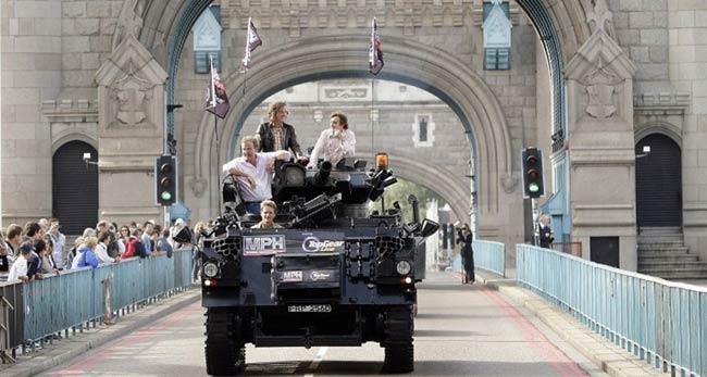 Top Gear'in suncusu Jeremy Clarkson kovuldu