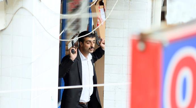Birini başına dayadı, diğerini polise doğrulttu
