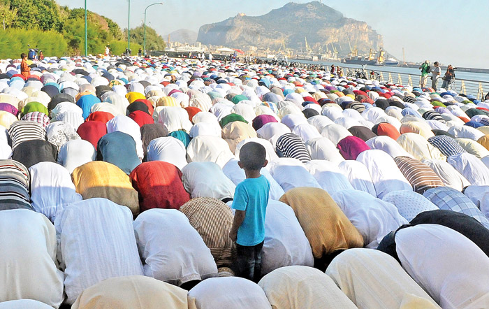 Dünya'da baram namazı, camilere sığmadılar...