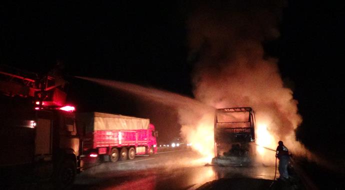 51 yolculu otobüs cayır cayır yandı!