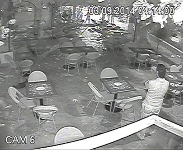 'Pis kürtler' diye başladı! 10 saniyede 15 kişi tarafından öldürüldü
