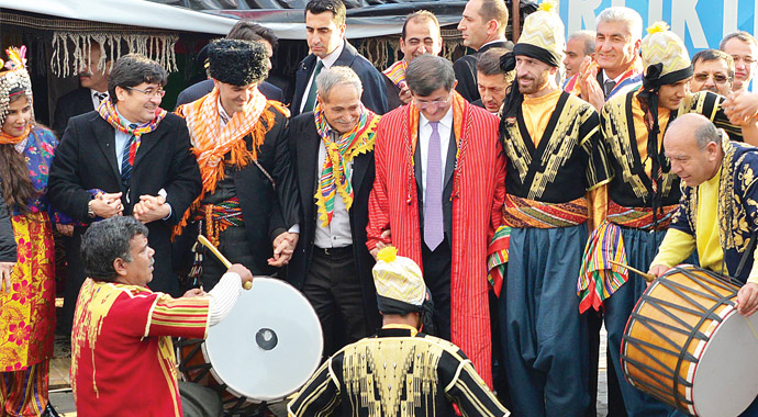 Davutoğlu: Paralel yeni ortak peşinde