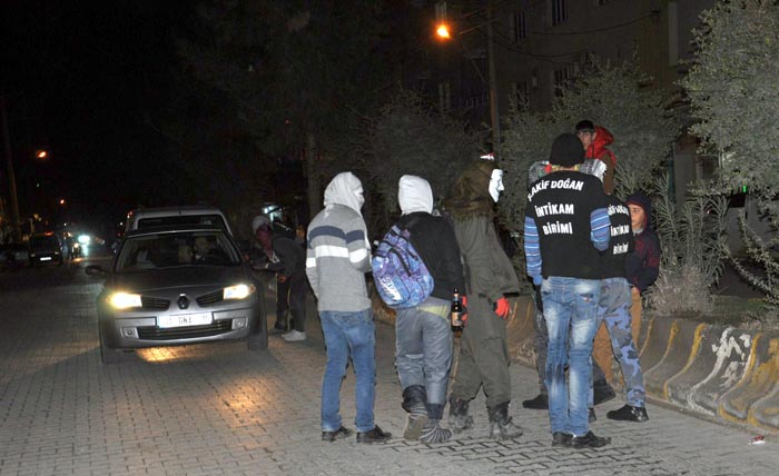Mardin'de yol kesen PKK'lıların kıyafeti dikkat çekti