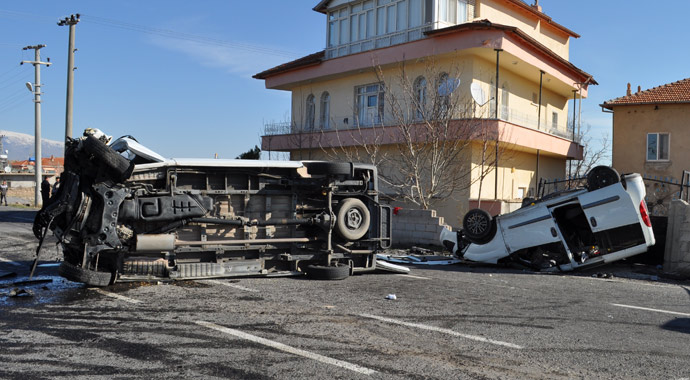 Bir servis faciası daha: 3 ölü, 8 yaralı