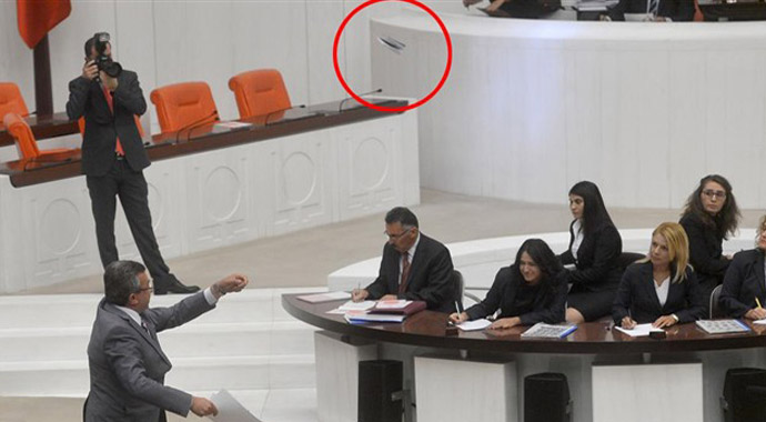 CHP'nin kitapçık fırlatma eylemine AK Parti'den ilk tepki