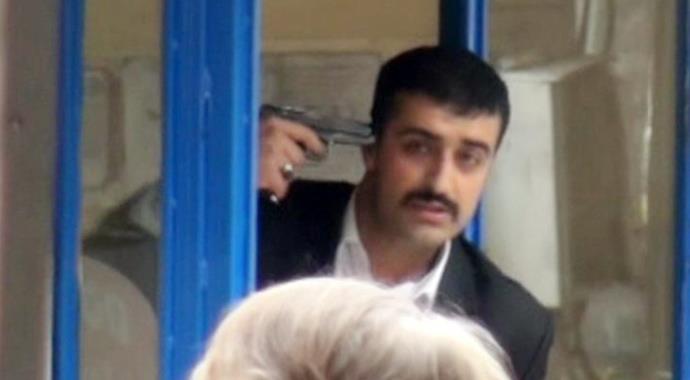 Birini başına dayadı, diğerini polise doğrulttu