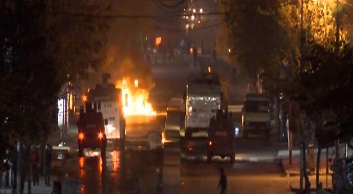 Gazi Mahallesi'nde polise molotof yağmuru