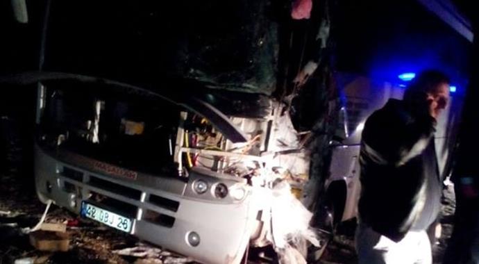 MHP'lileri taşıyan midibüs kaza yaptı: 1 ölü 6 yaralı