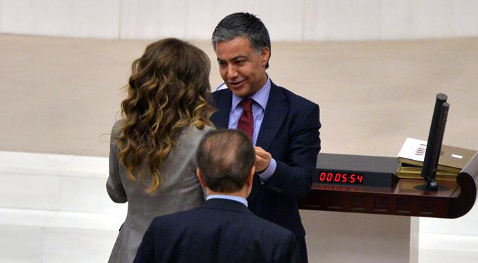 AK Partili kadın vekil kürsüye koştu