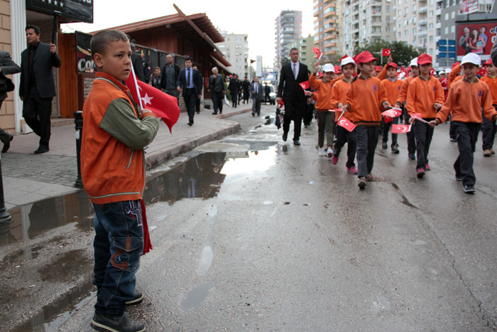Yaşıtları bayram yaptı, Efe bayrak sattı