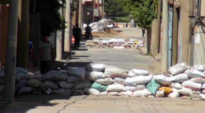 Nusaybin'de hendek kapatan polislere saldırı