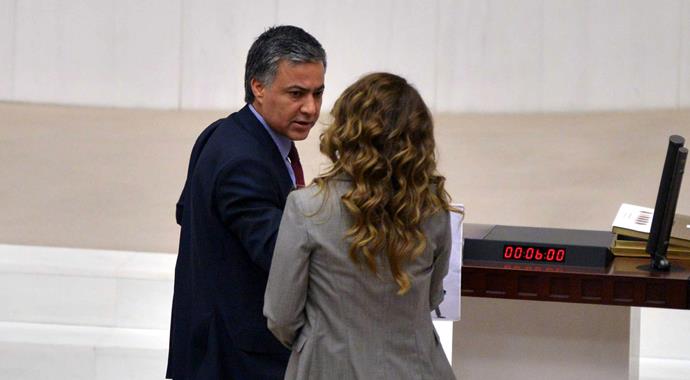 AK Partili kadın vekil kürsüye koştu
