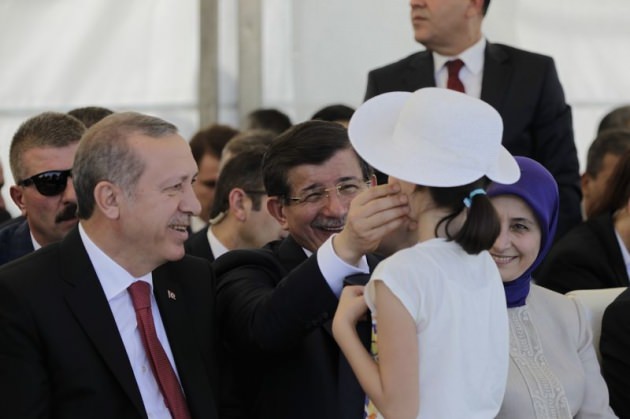 Erdoğan küçük kızın elini öptü