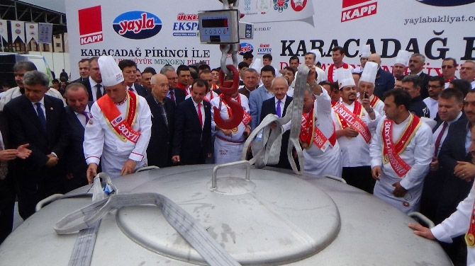 Kılıçdaroğlu en büyük pilavın tadına baktı
