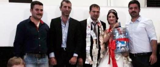 Düğünde geline öyle bir şey taktı ki...