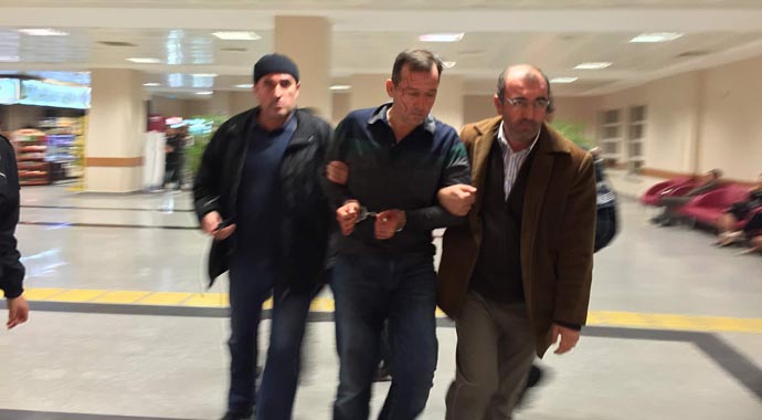 Şizofren doktor banyodaki eşini ekmek bıçağıyla doğradı