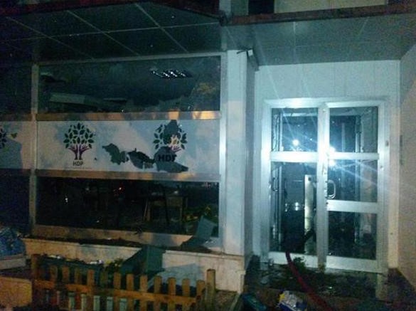 Teröre tepki gösterileri büyüyor! HDP Genel Merkezi'ne saldırı