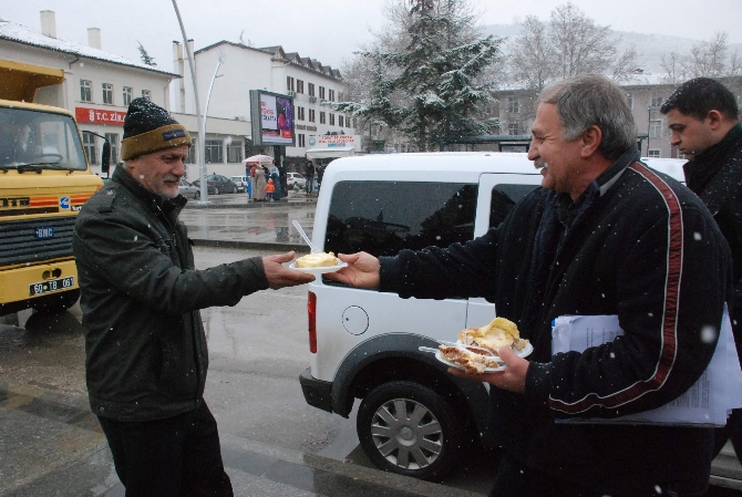 Kazandığı tazminatla simit ve pasta dağıttı