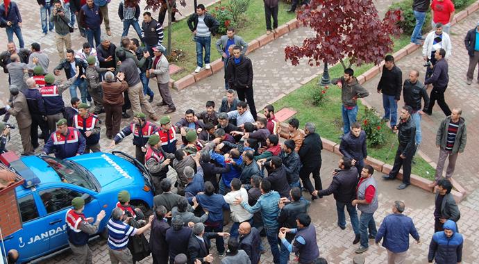 Duyunca çılgına dönüp linç için duvara tırmandılar