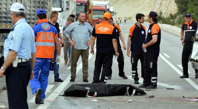 Cezaevi aracı TIR'la çarpıştı: 3 ölü, 6 yaralı