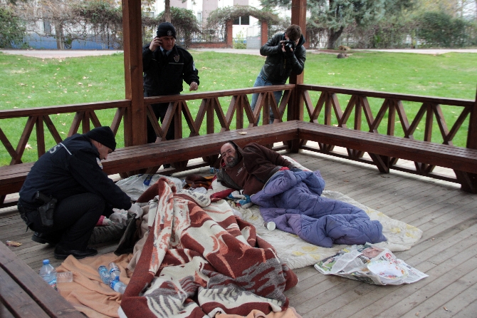 Soğuktan donarak ölen arkadaşına son defa baktı!