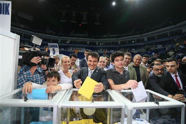 Fenerbahçe'de Aziz Yıldırım yeniden başkan seçildi