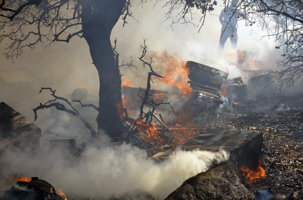 Bodrum'da yangın, alevlerin arasına daldı!