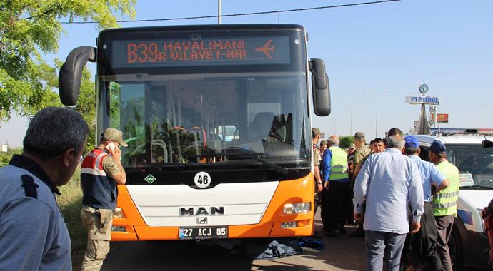 Kamyonla çarpışan motosikletli otobüsün altında kaldı