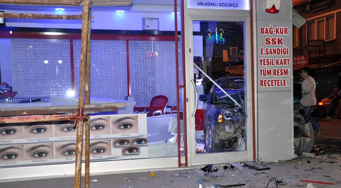Otomobil gözlükçü dükkanına girdi: 1 yaralı